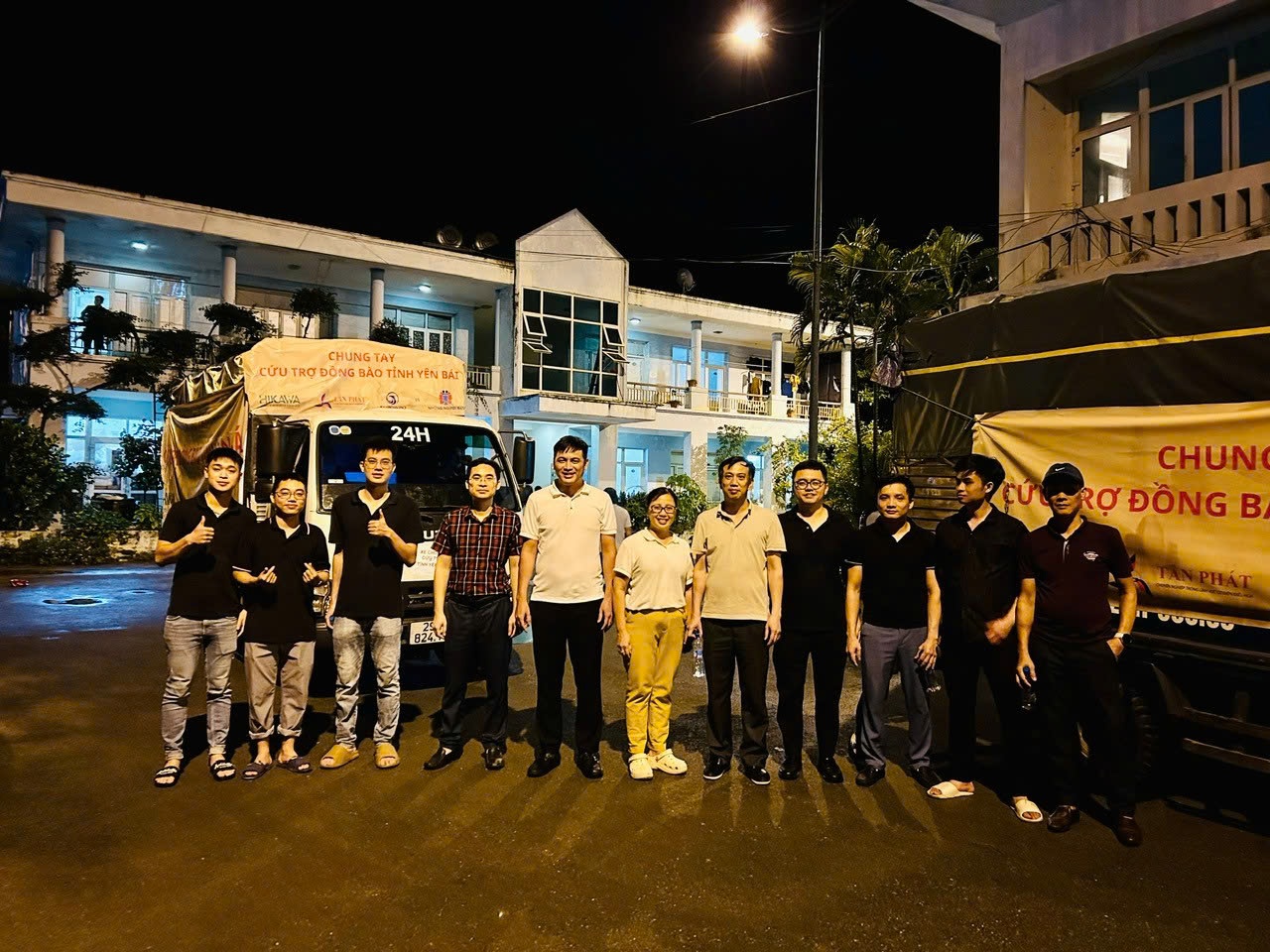 hikawa cùng các mạnh thường quân cứu trợ đồng bào Yên Bái