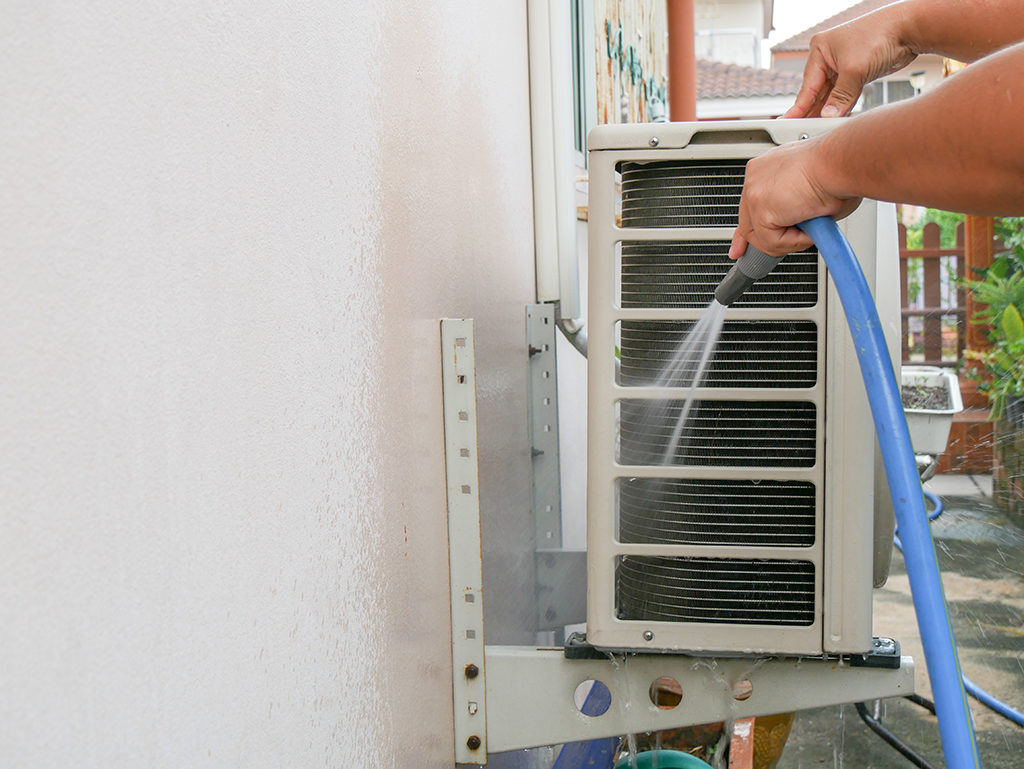 vệ sinh cục nóng điều hòa